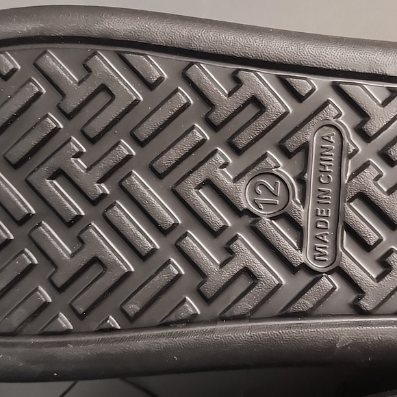 Nintendo Kids Black Slides - Picture 6 of 7